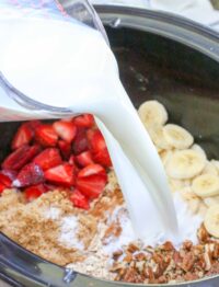 Slow Cooker Oatmeal with Berries and Bananas